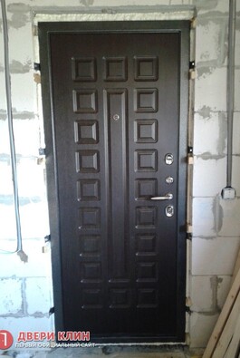 Дверь с отделкой МДФ цвета венге в частном доме из газобетона