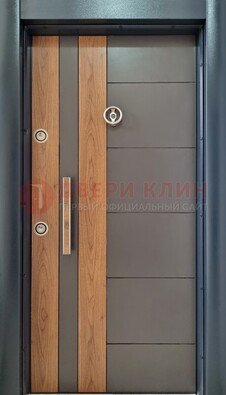 Коричневая входная дверь c МДФ панелью ЧД-01 в частный дом в Электростали