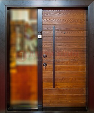 Коричневая входная дверь c МДФ панелью и стеклом ЧД-38 в частный дом в Электростали