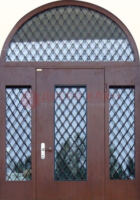 Крепкая стальная арочная дверь со стеклом и ковкой ДА-21 в Ногинске