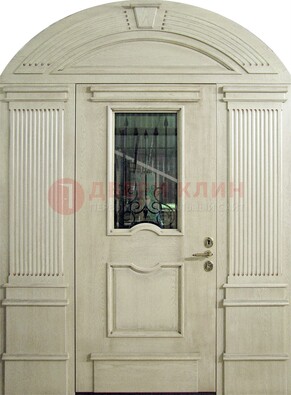 Белая входная дверь массив со стеклом и ковкой ДА-49 в Электростали