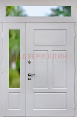 Белая полуторная железная дверь со стеклом и фрамугами ДФГ-10 в Электростали
