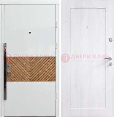 Белая железная дверь МДФ горизонтальной вставкой ДМ-265 в Электростали