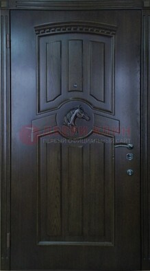 Темная металлическая дверь с массивом дуба с рисунком ДМД-25 в Электростали