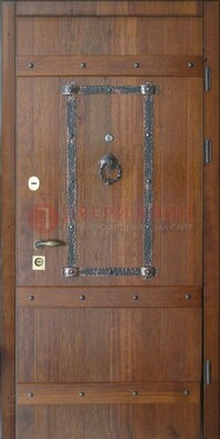 Темная стальная дверь с массивом дуба с ковкой ДМД-37 в Электростали