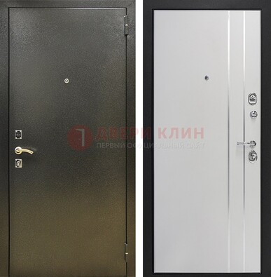 Железная темная дверь с порошковым покрытием и белая МДФ с молдингами  ДП-296 в Электростали