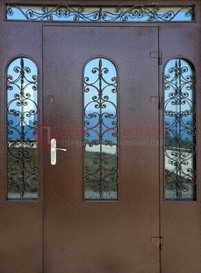Железная парадная дверь со стеклом и ковкой ДПР-16 для общественных зданий в Электростали