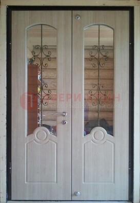 Парадная дверь со стеклянными вставками и ковкой ДПР-23 в деревянный дом в Электростали