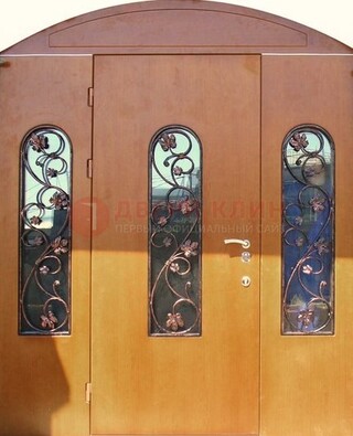 Парадная дверь со стеклянными вставками и ковкой ДПР-28 в общественное здание в Электростали