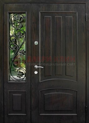 Парадная дверь со стеклянными вставками и ковкой ДПР-31 в кирпичный дом в Электростали