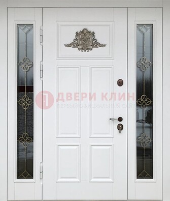 Белая входная парадная дверь со стеклом и ковкой ДПР-92 в Электростали