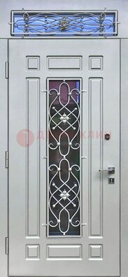 Белая железная дверь со стеклом и ковкой с верхней фрамугой ДСК-112 в Электростали