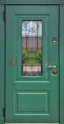 Зеленая металлическая дверь со стеклом и ковкой ДСК-113 в Электростали