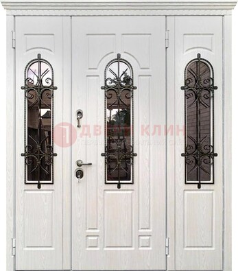 Белая распашная стальная дверь со стеклом и ковкой ДСК-125 в Электростали