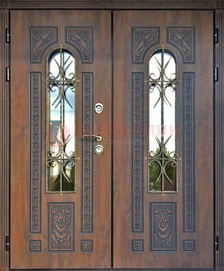 Двухстворчатая стальная дверь со стеклом и ковкой для дома ДСК-153 в Электростали