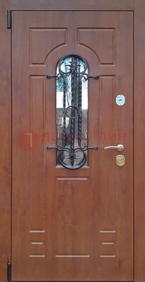 Темная железная дверь со стеклом и ковкой в коричневом цвете ДСК-154 в Электростали