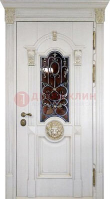 Белая железная дверь со стеклом и ковкой для кирпичного дома ДСК-155 в Электростали