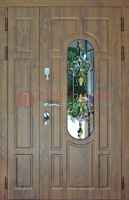 Коричневая полуторная дверь со стеклом и ковкой ДСК-198 в Электростали