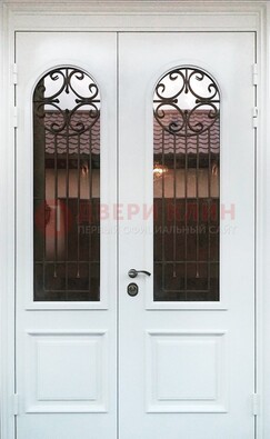 Белая стальная дверь стекло с ковкой и филенкой ДСК-201 в Электростали
