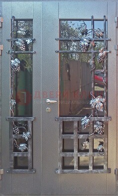 Распашная уличная дверь Порошок со стеклом и ковкой ДСК-221 в Электростали