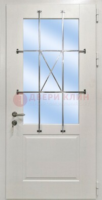 Белая простая железная дверь Винорит со стеклом и ковкой ДСК-257 в Электростали