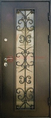 Входная дверь Дверь со стеклом и ковкой черного цвета ДСК-76 для веранды в Электростали