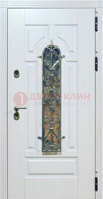 Белая остекленная металлическая дверь с ковкой ДСК-98 в Электростали