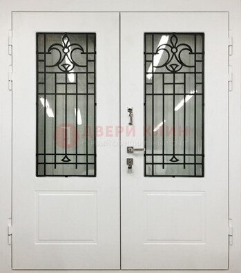Белая двухстворчатая уличная дверь Винорит со стеклом ДСТ-4 в Электростали