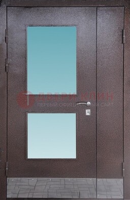 Коричневая тамбурная дверь со стеклянными вставками ДТМ-21 в Электростали