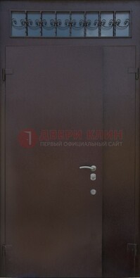 Коричневая тамбурная дверь со стеклянными вставками и ковкой ДТМ-39 в Электростали