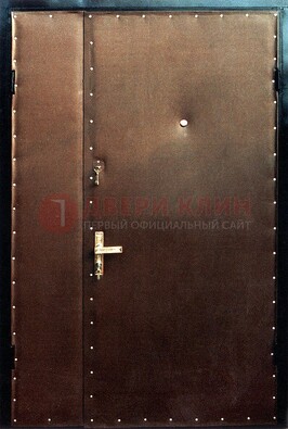 Коричневая тамбурная дверь с оформлением ДТМ-40 в Электростали