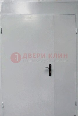 Белая металлическая тамбурная дверь ДТМ-5 в Электростали