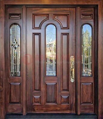 Железная классическая дверь с массивом дуба и витражом ВЖ-18 в Электростали
