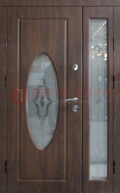 Коричневая двухстворчатая железная дверь с МДФ и витражом ВЖ-33 в Электростали